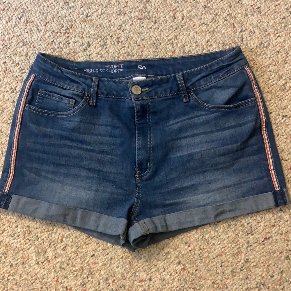 High waisted shorts with stripe